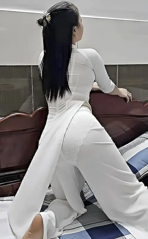 21 Nàng thơ cute e ấp bên rèm trắng mỏng manh khoe bờ vai thon thả và bộ áo dài trắng thanh thoát.