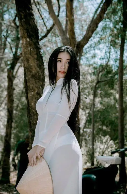 5 Nàng thơ cute với mái tóc xõa dài cùng bộ áo dài mỏng nhẹ tạo nên vẻ đẹp tổng thể vô cùng hài hòa.