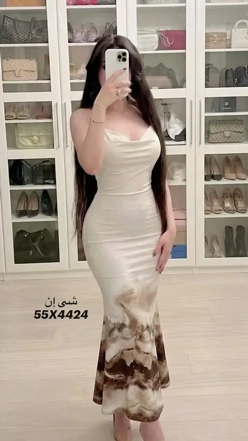 15 Ảnh mỹ nữ diện váy ôm màu kem dài chụp trước gương, phần thân váy ôm nhẹ rồi rủ xuống mềm, ánh sáng trong nhà giúp tổng thể sáng da, nhìn vừa dịu vừa sang, khá hợp dạng hình gái đẹp mặc váy body theo kiểu nền nã