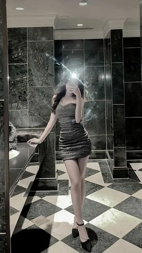 2 Cô nàng đứng trước gương trong bộ váy ôm đen kẻ ngang, đôi chân dài nổi bật trên nền gạch caro, góc chụp phản chiếu làm tổng thể thêm cuốn hút, lên đúng chất hình gái đẹp mặc váy body vừa đẹp vừa có thần thái