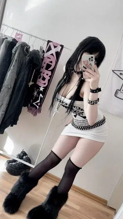 14 Nụ cười hấp dẫn của cô nàng trong váy bodycon màu kem làm bức hình thêm sáng, thần thái tự tin càng nổi bật