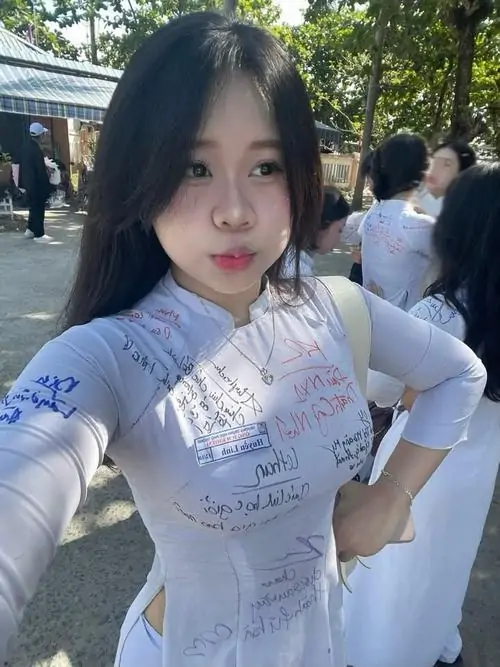 15 Nàng thơ cute dựa cửa kính, áo croptop ôm cùng vòng eo thon tạo nên cảm giác trẻ trung, nhẹ mà vẫn rất bén