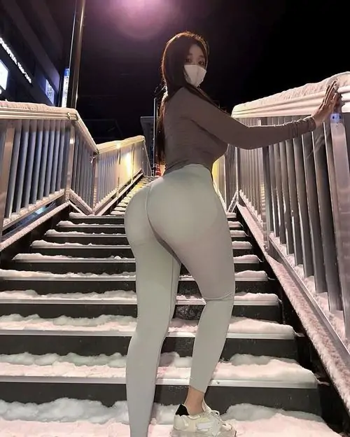 19 Dưới ánh đèn vàng, nàng khoác vẻ quyến rũ với váy body ôm sát, đường nét cơ thể hiện lên tinh tế và sang