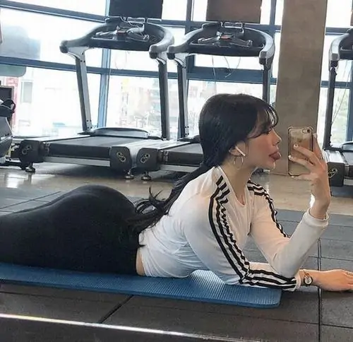 31 Nàng thơ cute bước ra từ thang máy, quần jean skinny ôm gọn phần hông, vẻ nữ tính hiện rõ mà không hề gượng