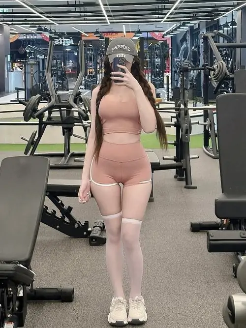 4 Gái đẹp mặc váy body ôm sát mang vẻ quyến rũ hiện đại và đầy khí chất