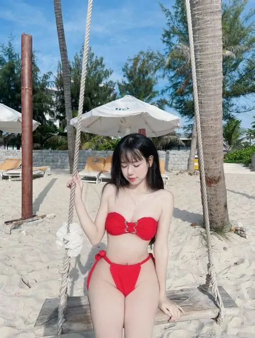 27 Ảnh gái xinh đi biển với bộ đỏ nổi bật ngồi trên xích đu cát trắng gợi cảm mà vẫn tươi vui