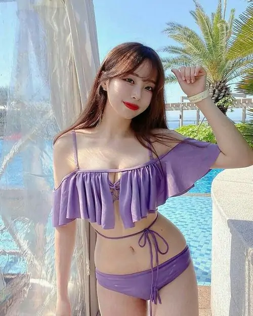 37 Cô nàng nghiêng người bên tường kính với bộ tím trễ vai và eo thon nổi bật cùng mái tóc nhuộm sáng