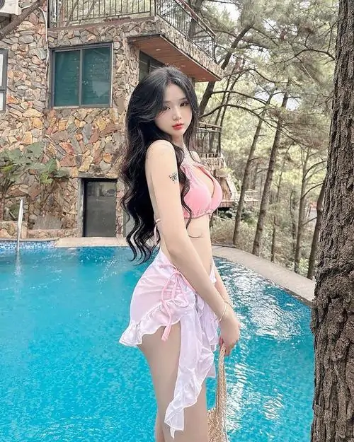 7 Ảnh gái xinh đi biển với khăn choàng mỏng hồng phủ ngoài dáng đứng nghiêng bên thành nước nhìn rất thơ