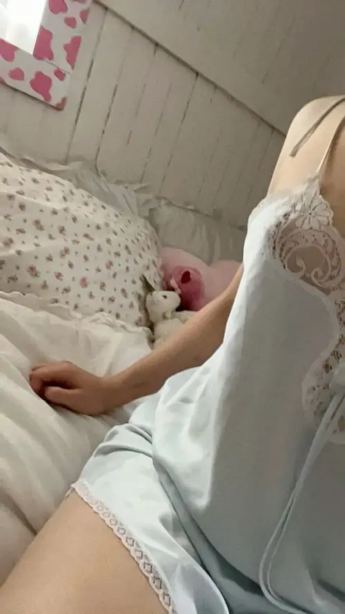 30 Nàng xinh duyên dáng bước khỏi giường trong đồ ngủ gợi cảm ánh đèn vàng phủ lên mái tóc rối làm tổng thể thêm lôi cuốn