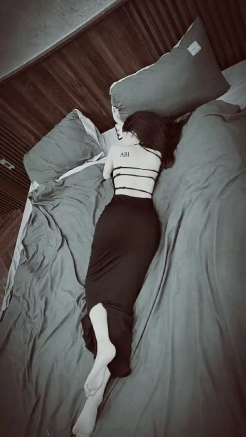 11 Nàng mẫu trẻ trung khoác sơ mi trắng rộng đứng cạnh đầu giường vẻ lơi nhẹ lan ra khắp khung hình rất thu hút