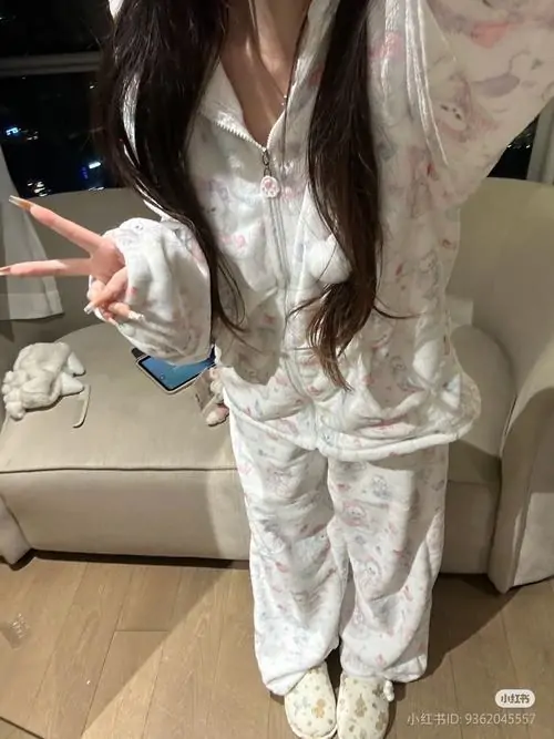 14 Ảnh cô gái ngồi co chân trên giường với váy ngủ lụa mỏng ánh nhìn cuốn hút giữ người xem lại lâu hơn một chút