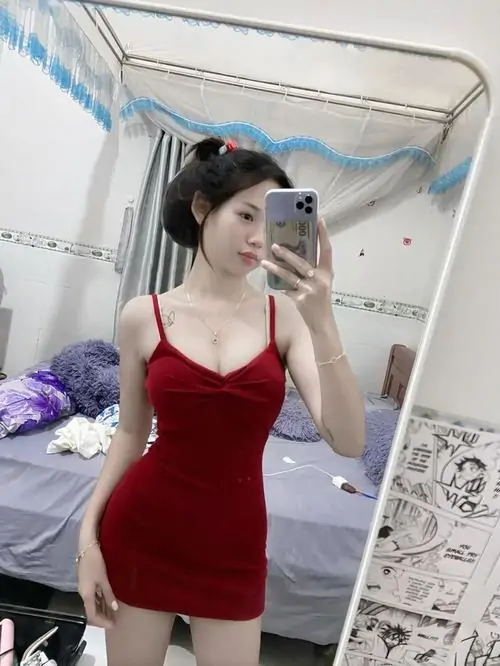 16 Ảnh hot girl sexy ngồi bên cửa kính cùng chăn trắng và mái tóc rối tự nhiên tạo bầu không khí riêng tư đầy mê say