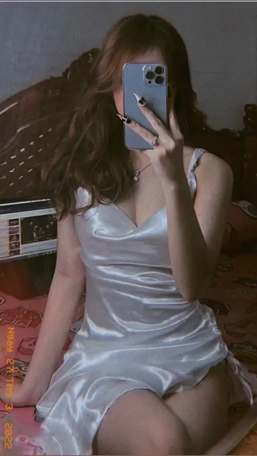 20 Ảnh hot girl sexy ngồi bên bàn nhỏ trong khách sạn chiếc váy rủ mềm khiến đường nét cơ thể hiện lên đầy sức hút