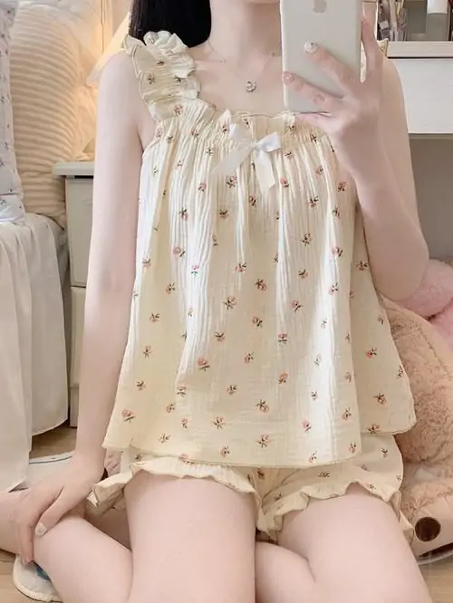 25 Cô gái đẹp khẽ ôm gối trên giường trắng với vẻ đẹp vừa thức dậy làm khung ảnh mang nét tự nhiên và rất có tình