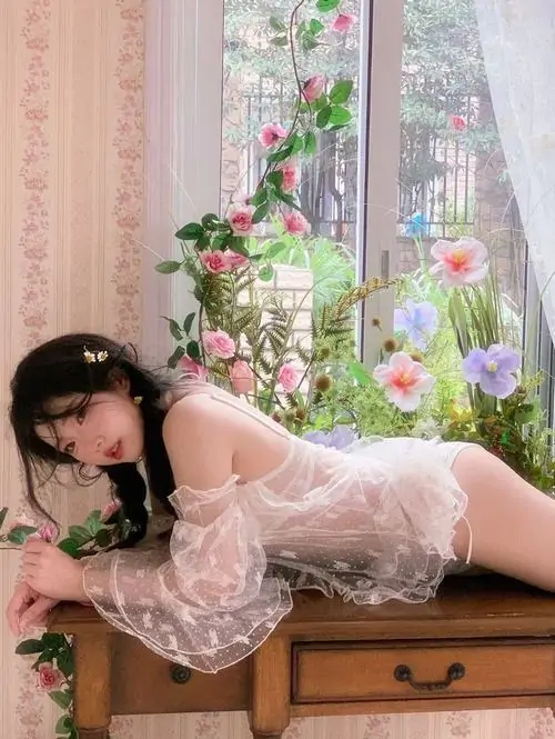 2 Ảnh gái đẹp trong không gian phòng ngủ mang vẻ tự nhiên mềm mại và quyến rũ tinh khôi