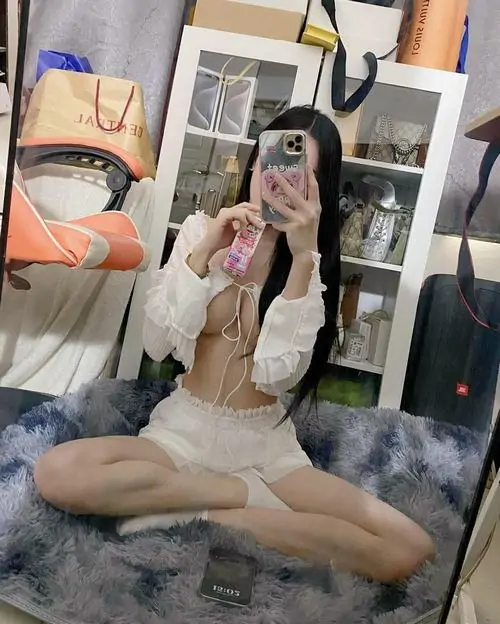 4 Ảnh cô gái mặc váy ngủ lụa bước chậm trong phòng ngủ ánh đèn vàng hắt nhẹ làm làn da trông mướt mát hơn hẳn