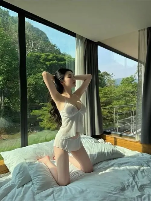 6 Nàng thơ cute đứng nghiêng trước rèm mỏng diện bodysuit ren ôm nhẹ khoe bờ vai thanh thoát nóng bỏng và khí chất đầy mê hoặc