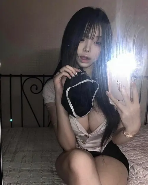 47 Mỹ nhân dịu dàng ngồi cạnh cửa sổ với váy ngủ lụa mềm đường cong hiện lên vừa đủ tạo nét quyến rũ không phô trương