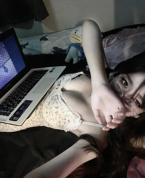 31 Gương mặt thanh tú ngồi co chân trên ghế cạnh cửa sổ chất lụa rủ nhẹ ôm lấy vóc dáng khiến ai nhìn cũng xao lòng