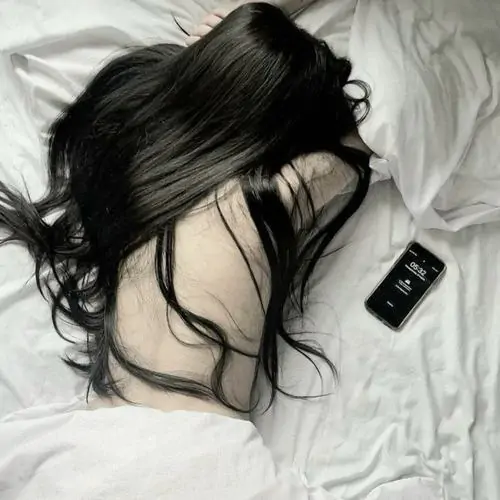 48 Ảnh hot girl sexy tựa đầu vào gối mềm với đồ ngủ ren nửa kín nửa hở tạo cảm giác lơi nhẹ mà khó rời mắt