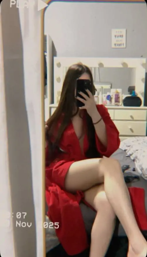 51 Nàng thơ cute tựa tay lên rèm cửa giữa phòng ngủ làn da mướt mát dưới nắng sớm tạo cảm giác dịu dàng mà vẫn bốc