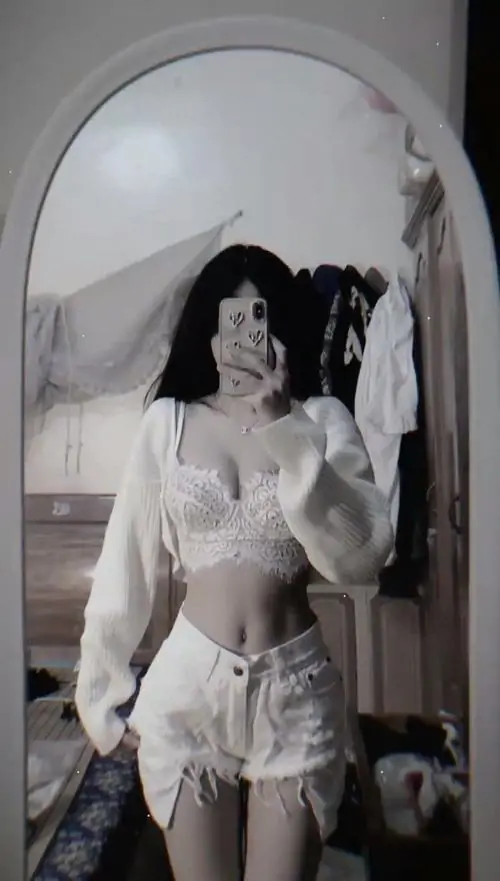 32 Ảnh gái đẹp thả dáng trên giường trắng với áo sơ mi rộng bung cúc hờ khung hình toát lên vẻ nổi loạn mà vẫn nữ tính