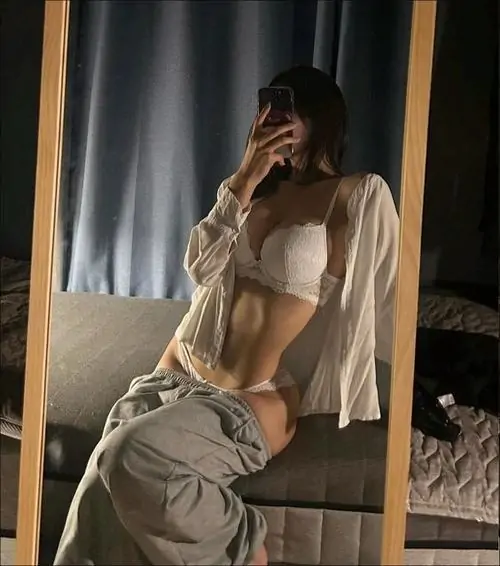 35 Ảnh mỹ nhân diện váy ngủ lụa bước ngang cửa sổ ánh sáng dịu bám theo từng chuyển động tạo nên vẻ đẹp mềm như nước