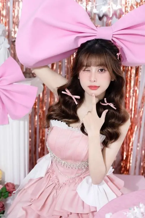 30 Dưới nắng hiên nhà, gái đẹp trong hồng neon ôm dáng mang thần thái hot pink, lên ảnh vừa nổi vừa cuốn