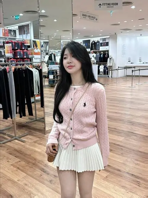 14 Ở trung tâm mua sắm, cô gái phối áo hồng với váy trắng ngắn, nét pinky trẻ trung tạo cảm giác năng động