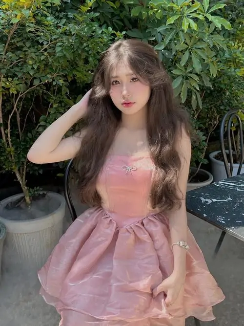 15 Bên bụi lá xanh, ảnh hot girl mặc váy hồng cúp ngực, phong cách pinky làm mái tóc dài trông mềm và nổi