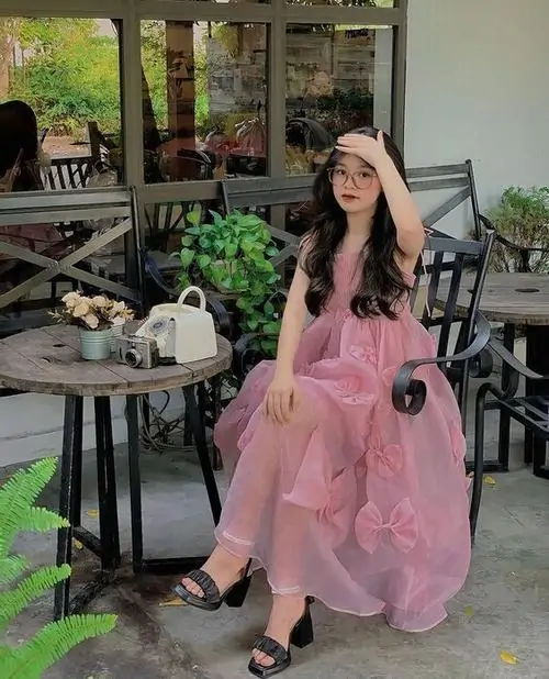 16 Ngồi ở quán cà phê, bóng hồng trong váy dài màu hồng mang vẻ pinky dịu mắt, hợp buổi chiều thư thả