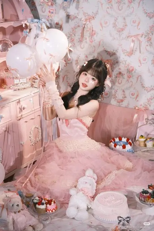 20 Trên giường phủ ren, cô nàng nằm nghiêng trong váy hồng nhạt, ánh sáng mềm giữ trọn cảm giác pinky mơ màng