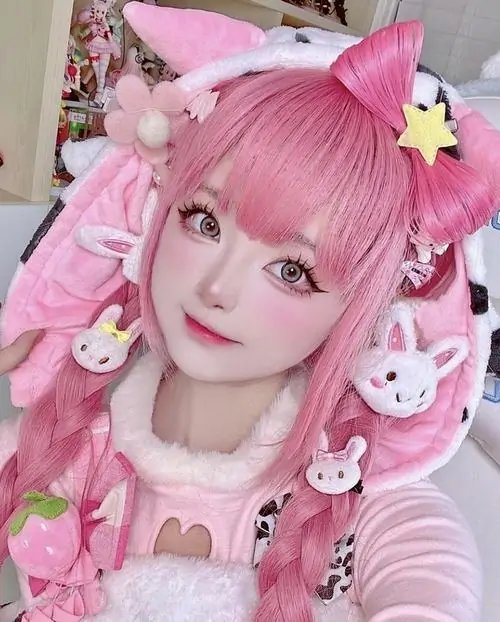 21 Gần ống kính, ảnh cô gái với tóc hồng và phụ kiện nhỏ xinh, nét pinky tạo cảm giác gần gũi và hiền