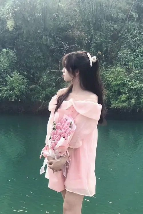 22 Bên mặt hồ, bóng dáng thiếu nữ quay nghiêng trong áo hồng nhẹ, hơi thở pinky làm vẻ đẹp nữ tính rõ hơn