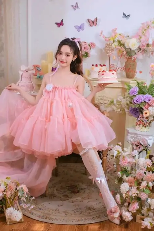 23 Giữa khung trang trí sinh nhật, mỹ nhân trong váy xòe hồng mang sắc thái pinky tiểu thư rất ngọt và sáng