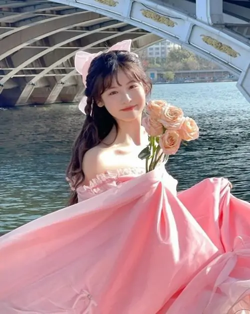 25 Một khung cửa sáng giúp bộ ảnh gái xinh phong cách tiểu thư giữ nét mềm, đồng thời vẫn đậm chất pinky