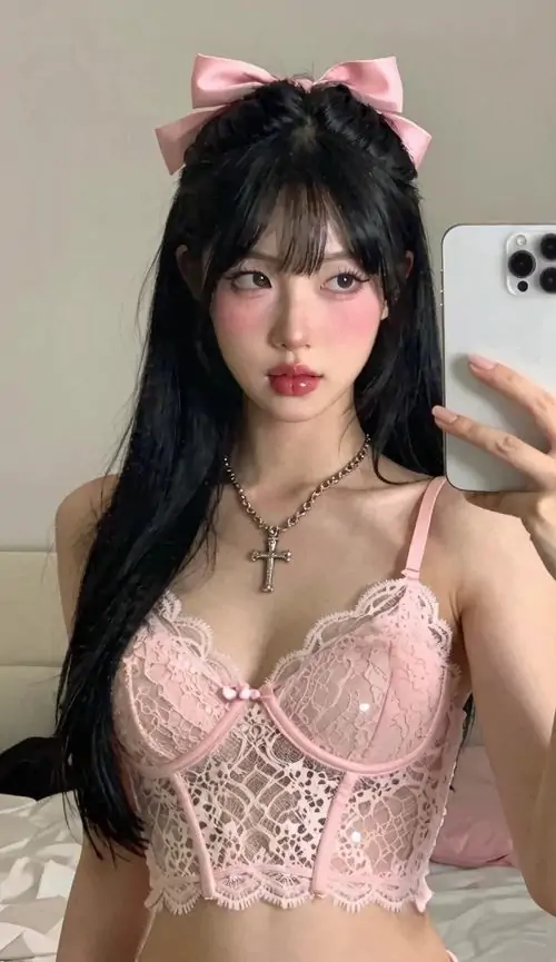 26 Ngoài hiên chiều, thiếu nữ trong ảnh gái đẹp tông hồng cầm ly nước nhỏ, chất pinky làm ánh nhìn hiền hơn