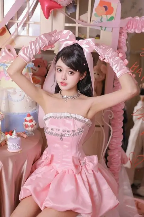 27 Trước phông rèm mỏng, cô gái nhỏ mang vẻ đẹp nữ tính qua nụ cười nhẹ, thần thái pinky nhìn rất êm mắt