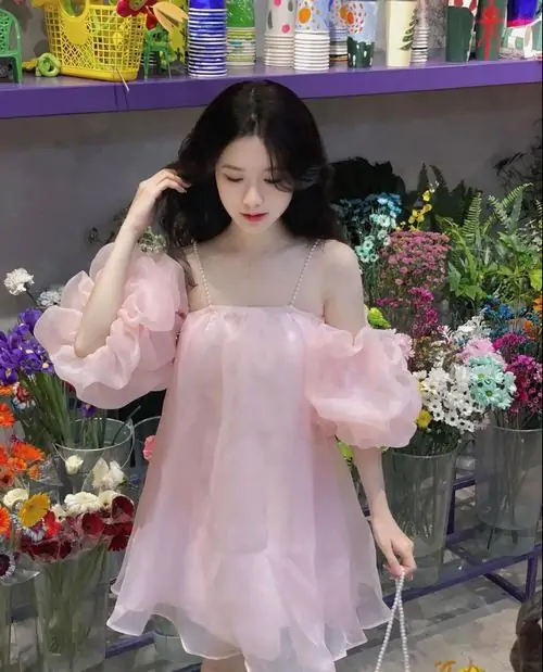 28 Một góc phòng ngủ ôm lấy ảnh hot girl mặc váy trắng phủ sắc hồng, hơi thở pinky tạo cảm giác rất mềm