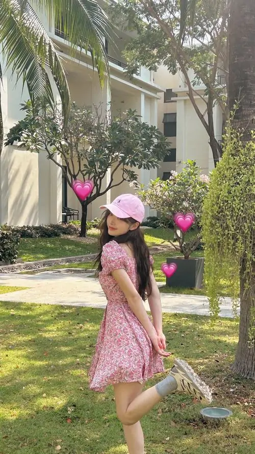 2 Dưới tán cây, gái đẹp mặc hồng phấn theo vibe pinky baby, bước chân mềm khiến khung hình thêm duyên