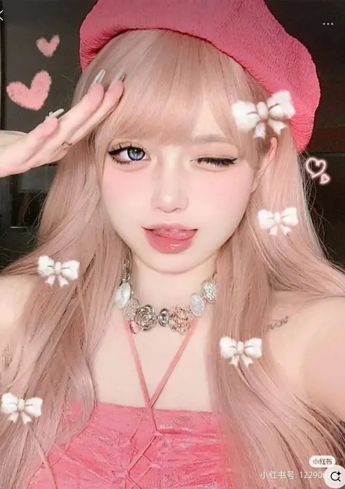 29 Một khoảnh khắc bên bàn trà cho thấy cô nàng mang vẻ muốn được che chở, nhưng dáng pinky vẫn thời thượng