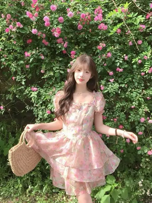 4 Giữa vòm hoa nở, thiếu nữ dễ thương diện váy hồng cánh sen, thần thái pinky ngọt khiến ánh nhìn khó rời