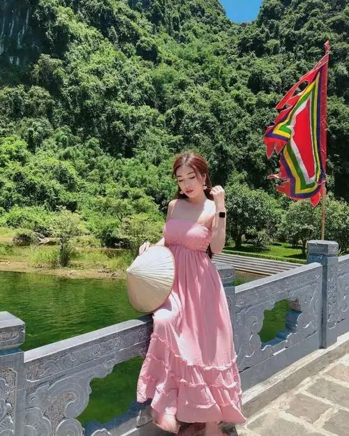 5 Bên lan can trước núi xanh, ảnh cô gái mặc váy hồng nổi bật, chất pinky hòa thiên nhiên tạo cảm giác thanh thoát