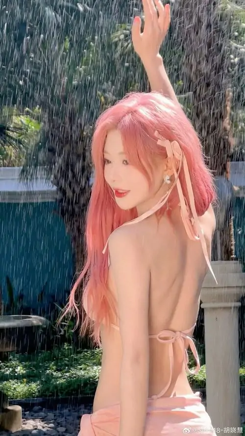 6 Dưới nắng ngoài trời, ảnh hot girl tóc hồng quay lưng nửa nghiêng, thần thái pinky cá tính nhìn rất cuốn