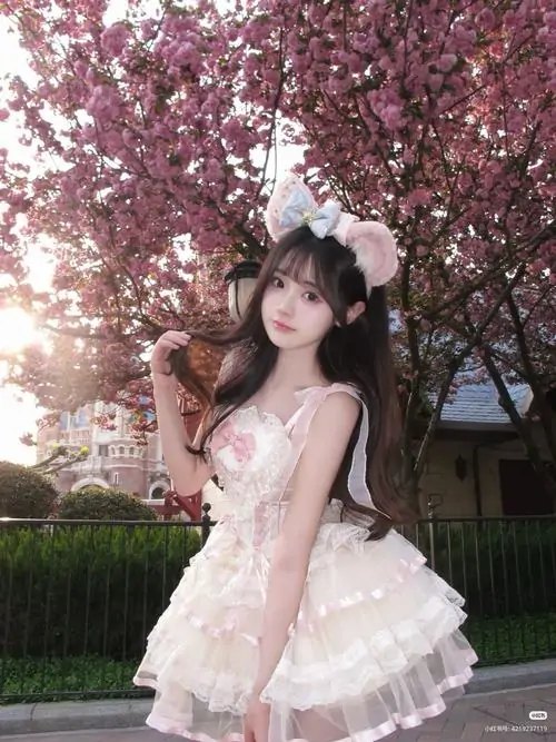 7 Dưới tán hoa, cô nàng mặc váy trắng hồng phấn, phong cách pinky gợi cảm giác búp bê sống rất dịu mắt