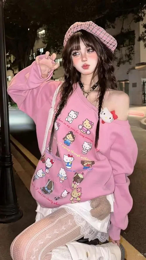 8 Trong phòng tối, gái xinh khoác áo len hồng cùng mũ tai mèo, chất pinky nghịch nhẹ làm khung hình bắt mắt