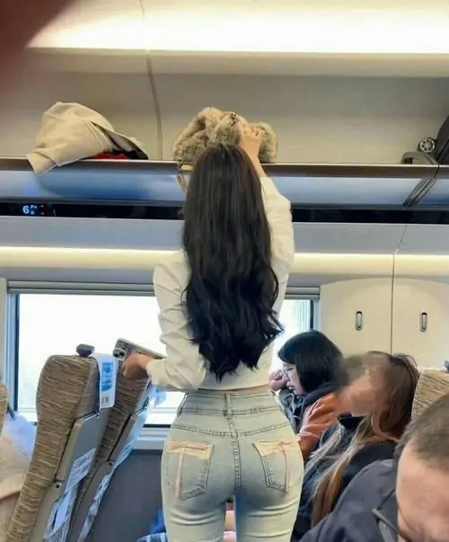 65 Ảnh Gái Xinh Mặc Quần Jean Bó Sát Mông khiến vóc dáng trông thon chân dài và cuốn hút