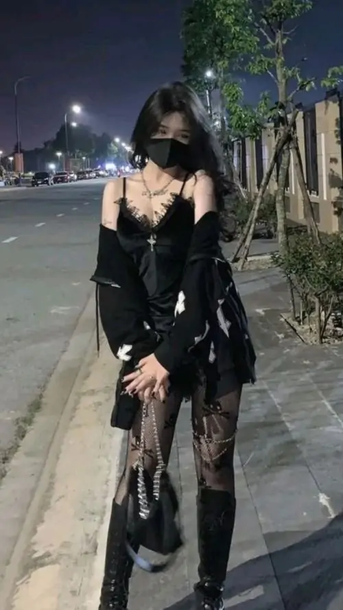 9 Bộ ảnh gái xinh mặc fishnet stockings theo phong cách punk, gothic và streetwear hiện đại