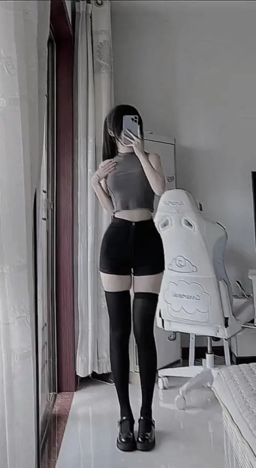 15 Ảnh gái xinh mặc quần tất lưới khiến outfit đơn giản trở nên cuốn hút hơn hẳn