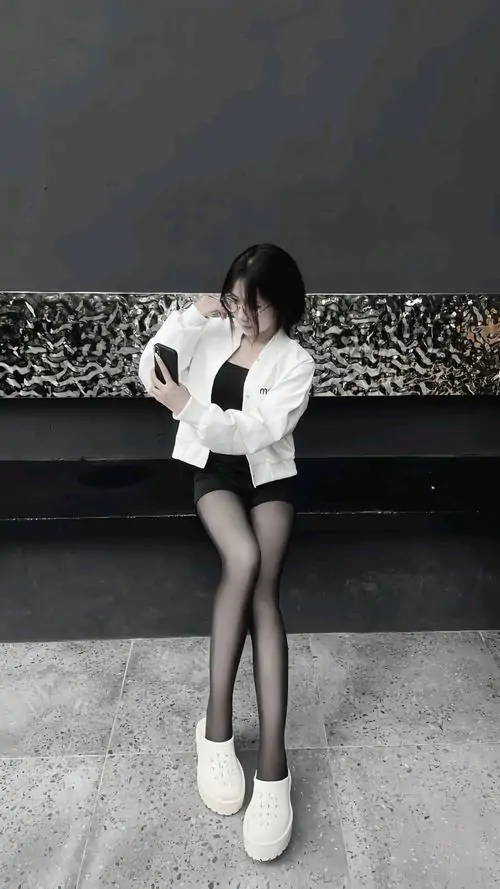 10 Ngắm ảnh gái xinh mặc quần tất lưới với thần thái nổi loạn và ánh nhìn sắc